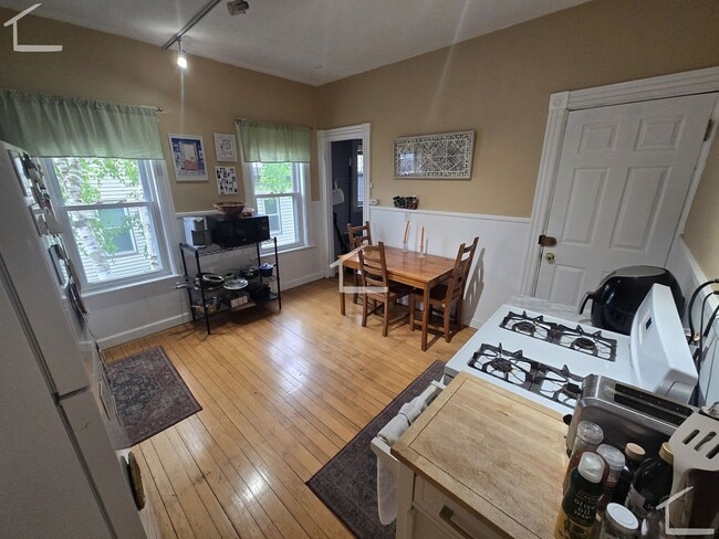 Building Photo - Huge 3 bed in Somerville!!!