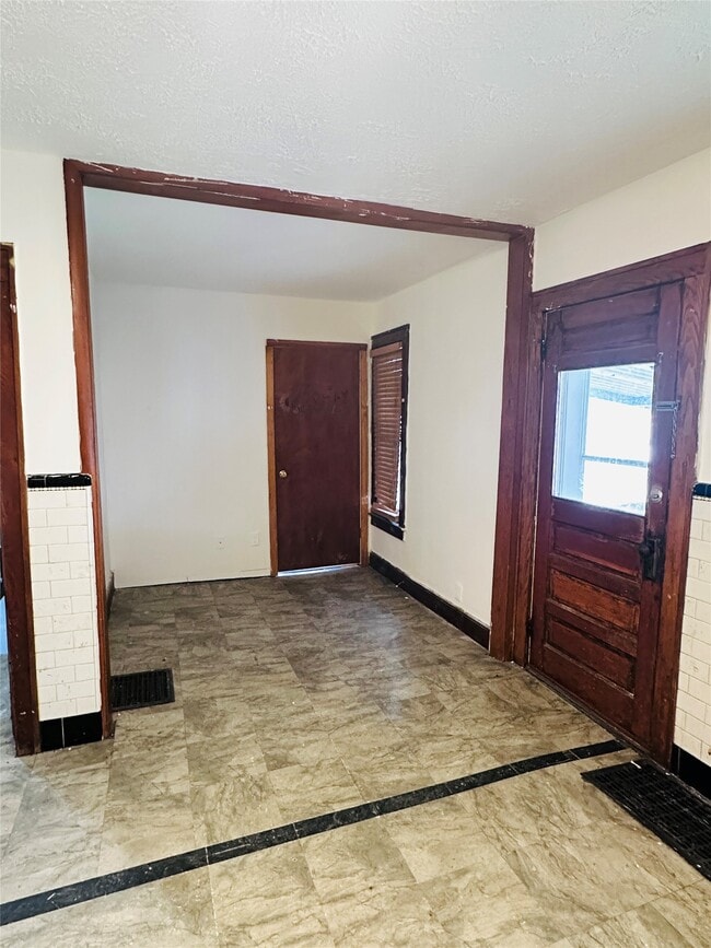 Photo - 210 Squires Ave