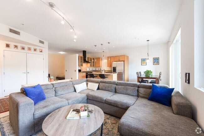 Building Photo - 1BD, 1BA Downtown Denver Condo with Garage...