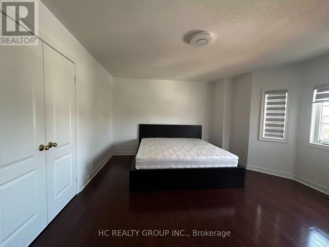 Photo - 563 Highglen Ave