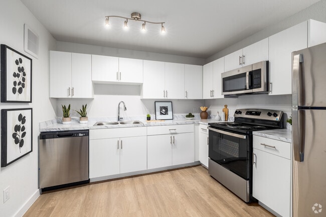 2BR, 2BA - 831SF - Kitchen