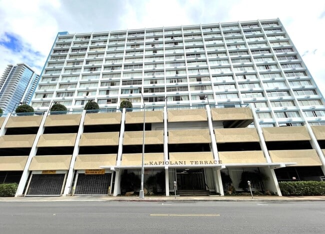 Building Photo - 1560 Kanunu St Unit 1012