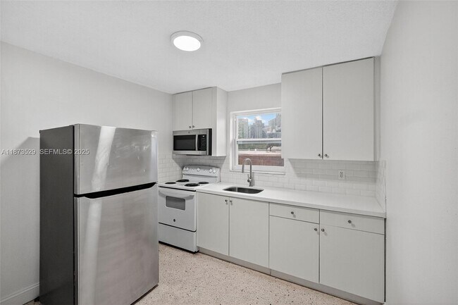 Building Photo - 458 SW 9th St Unit 2