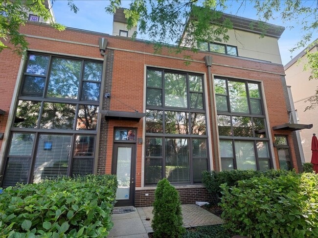 Building Photo - 945 N Howe St Rental