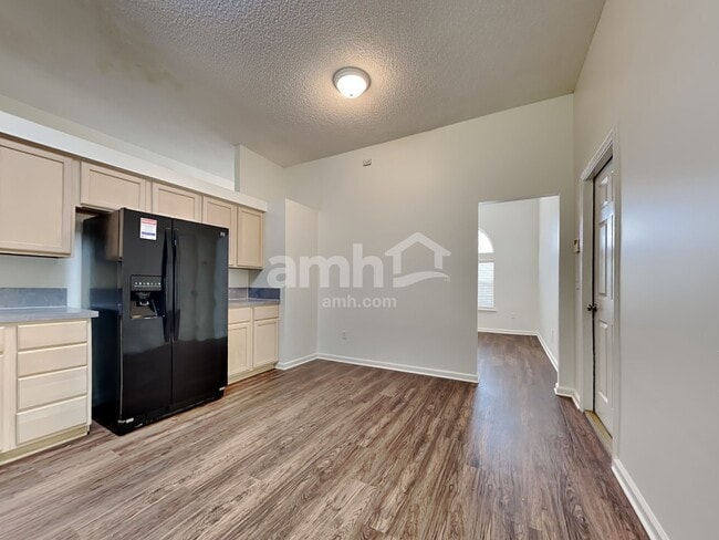 Photo - 5682 Shady Pine St S