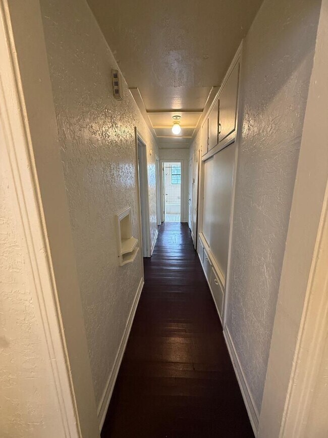 Photo - 2 Bed 1 Bath Duplex For Lease NOW!