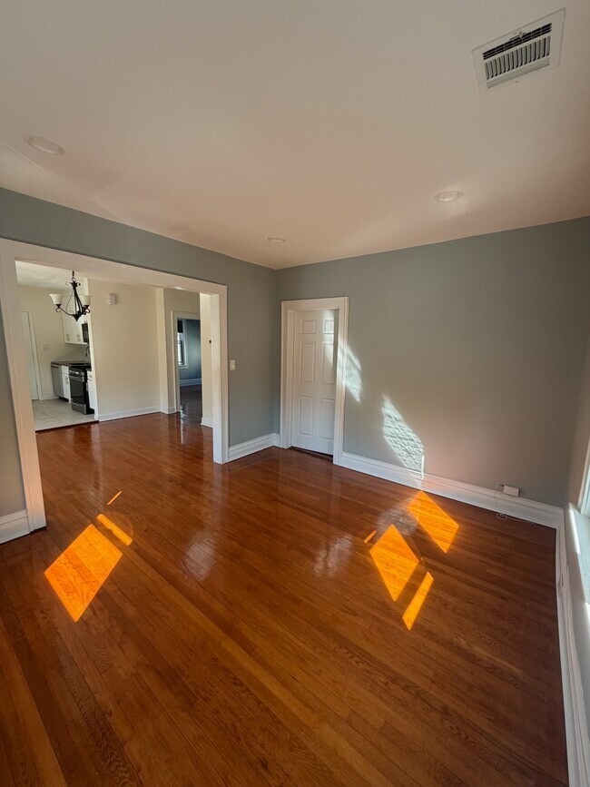 Photo - 235 Lawrence Ave Unidad Second Floor