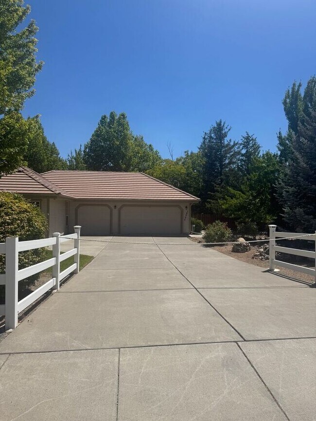 Building Photo - Spacious 3 Bed + Office | 3 Bath | 3-Car G... Rental