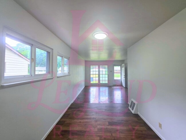 Building Photo - 3 Bedrooms | 1 Bathroom | Hardwood Floors | Bright Living/Dining Area | Galley Kitchen | Unfinish...