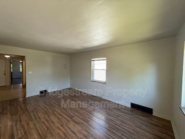 Photo - 68 Knecht Dr