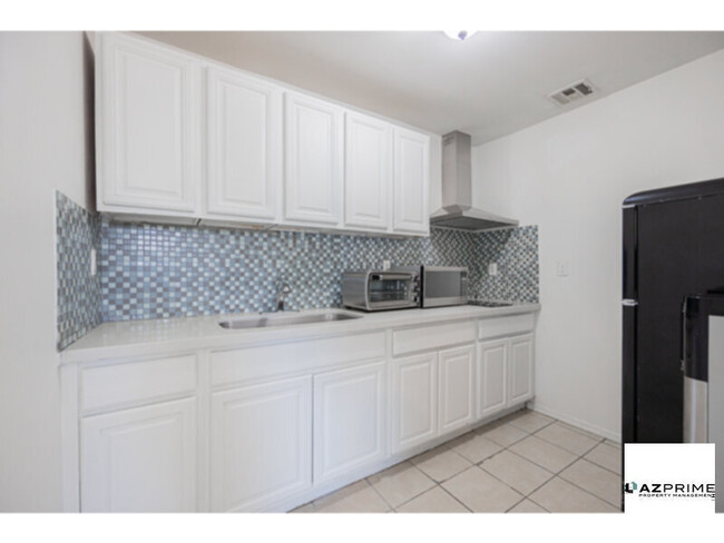 Building Photo - Step into comfort and simplicity with this... Rental