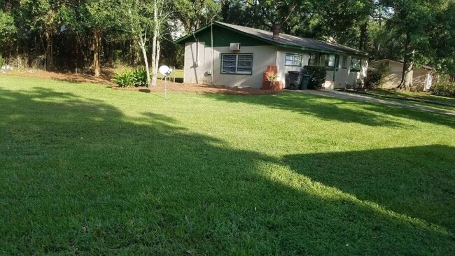 3/2.5 House with large yard walking distance to campus, shopping and restaurants! - 3/2.5 House with large yard walking distance to campus, shopping and restaurants!