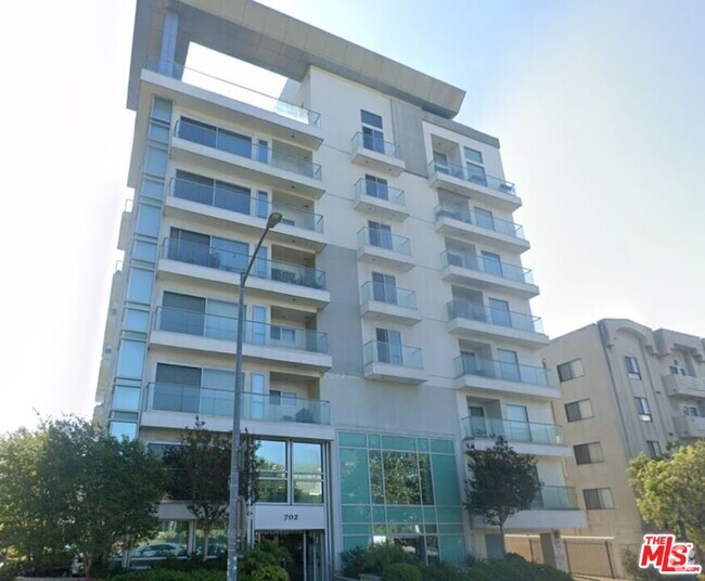 Building Photo - 702 Serrano Ave Unit 301 Rental