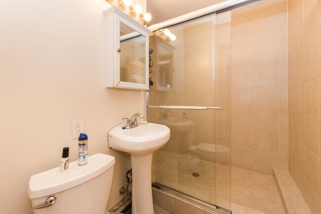 Photo - 6 bed in Mission Hill