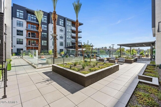 Building Photo - 7111 E Tierra Buena Ln Unit B7 Rental