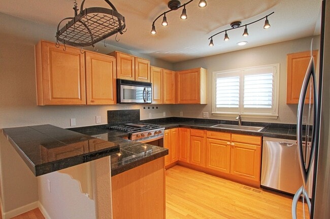 Photo - 1467 Bergen Rock St