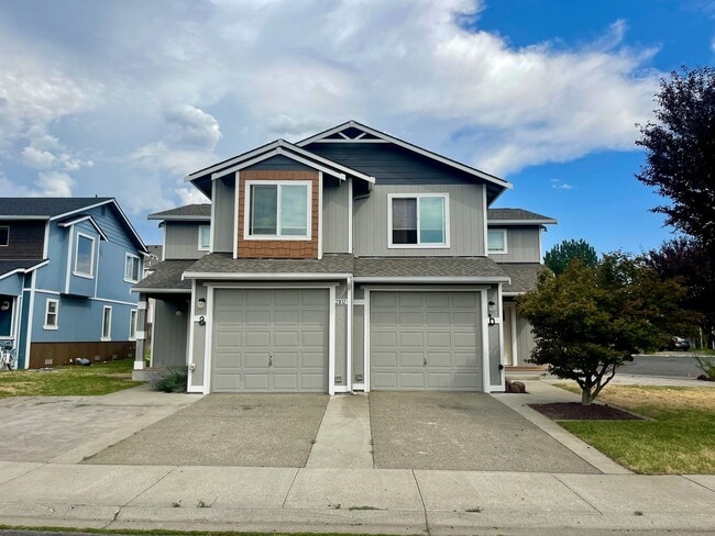 Building Photo - Updated Townhouse in Ellenbsurg Unit B