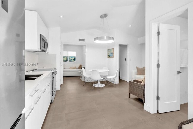 Photo - 836 W 40th St Unit 3