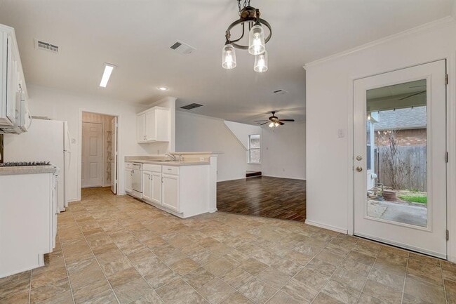 Photo - 1705 Darjeeling Dr