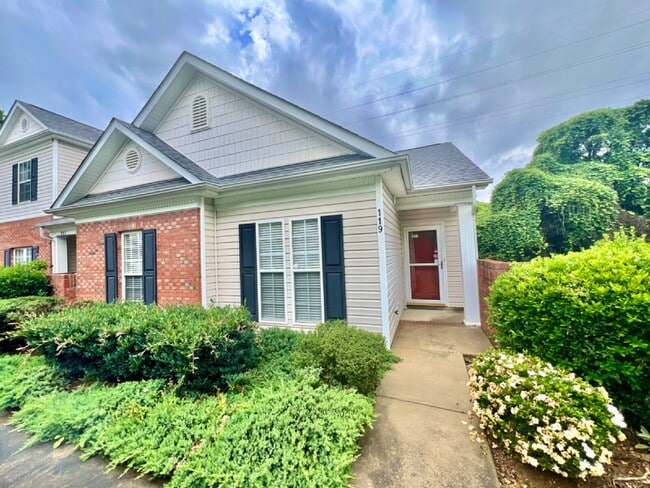 Building Photo - UPDATED 1 STORY TOWNHOME!