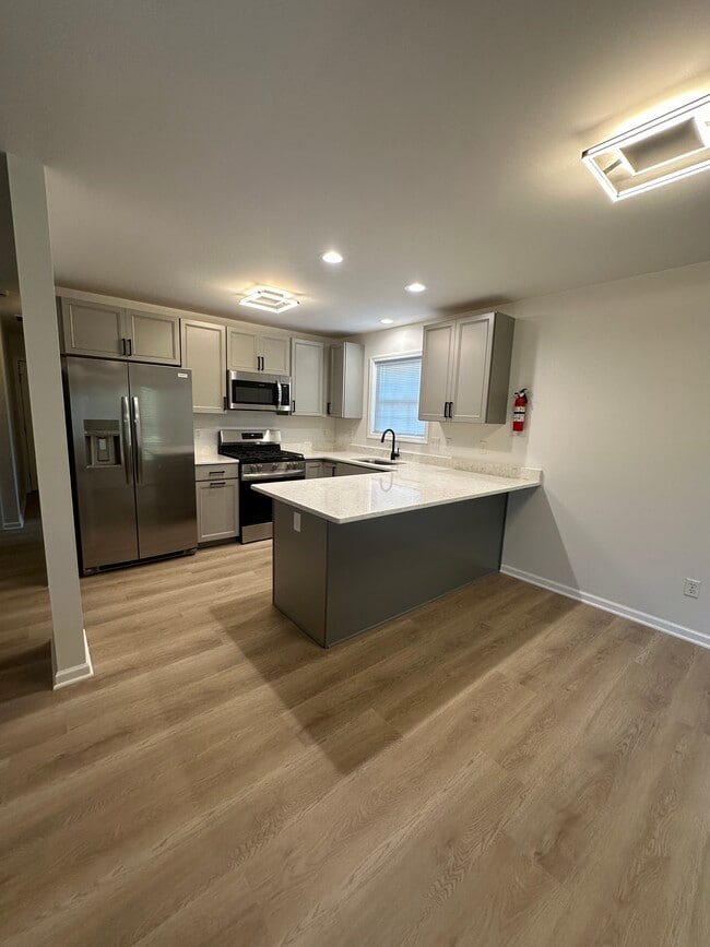 Photo - 325 W 15th St