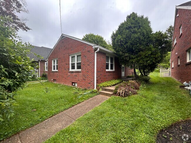 Building Photo - 131 Sharpless St Rental