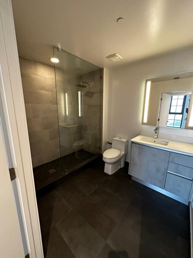 Photo - 139 NW 28th St Unidad A2