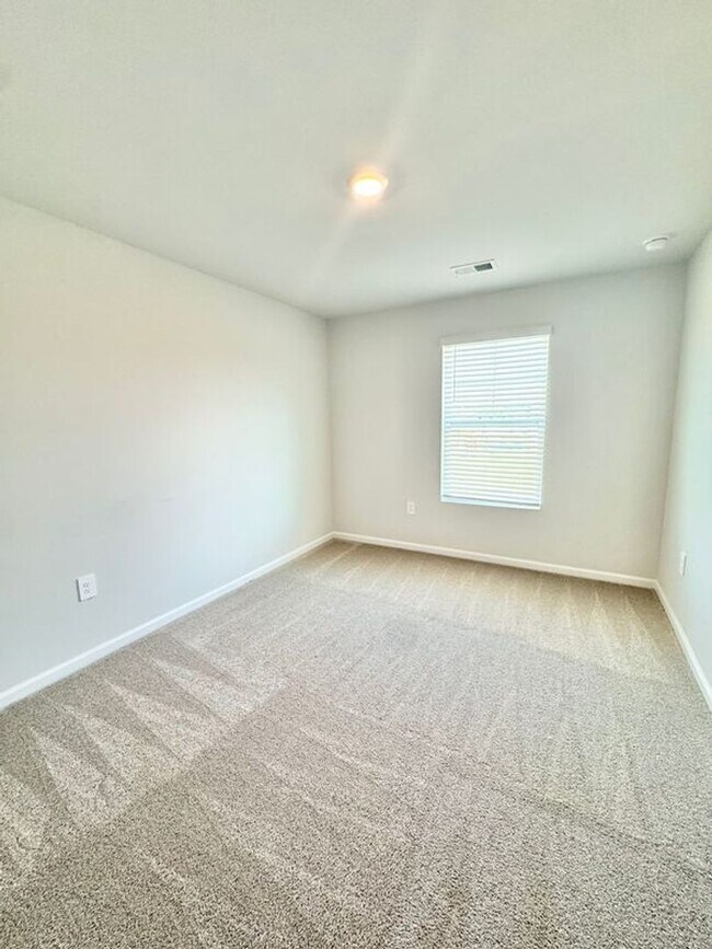 Photo - **$1000 off first months rent with acceptable credit and application**Available NOW!! 4 bedroom 2...