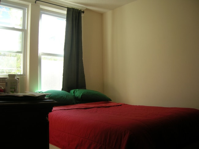 Photo - 2425 Ontario Rd NW
