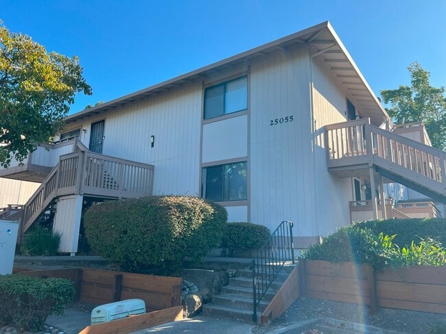 Building Photo - Desireable Gated Community Condo