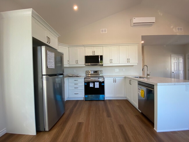 Photo - 300 Croft St