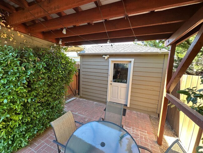 Photo - 3833 Donner St House