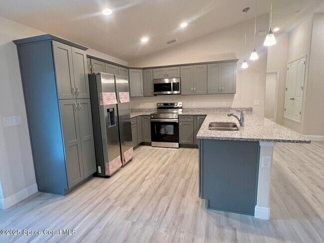 Photo - 960 Happiness Ave SW