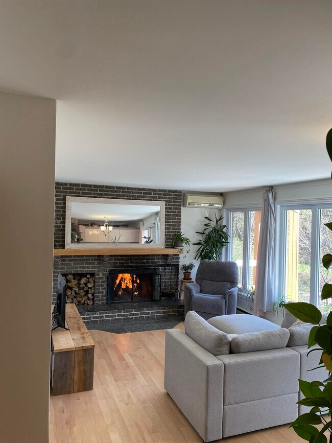 Building Photo - 1575 Rue Ranvoyzé Unit Condo