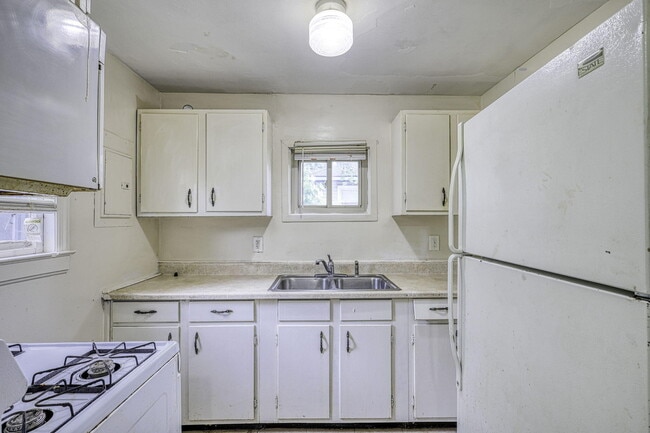 Photo - 1100 E Bernhard Ave