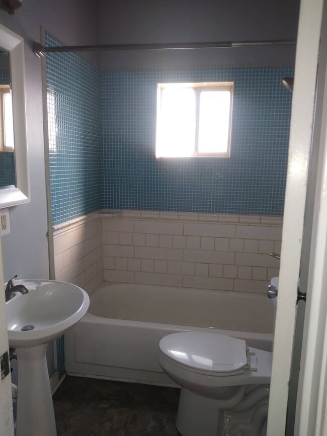 Building Photo - 2 bedrooms, 1 bath, fenced yard near CNM, UNM Rental