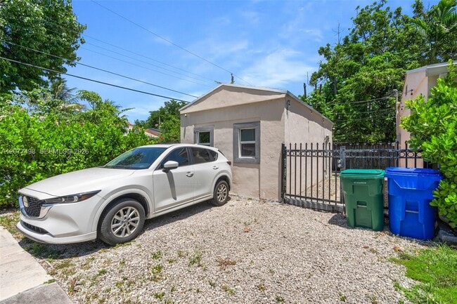 Building Photo - 4901 NW 10th Ave Unit 2