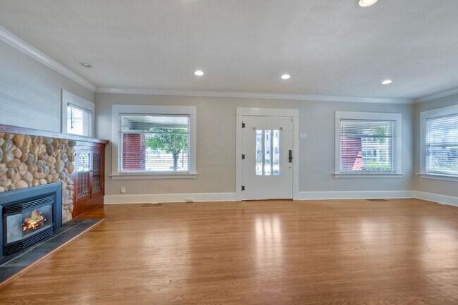 Photo - 4052 Albatross St