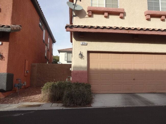 Building Photo - 3 BEDROOM, 2.5 BATH HOME WITH OPEN FLOORPLAN, ISLAND KITCHEN