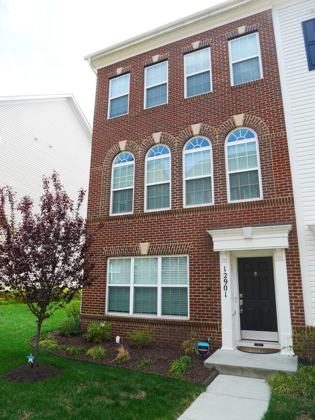 Stunning 3 Bedroom End Unit Townhome - Stunning 3 Bedroom End Unit Townhome