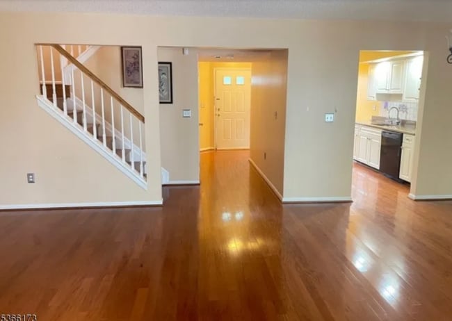 Photo - 214 Manahan Ct