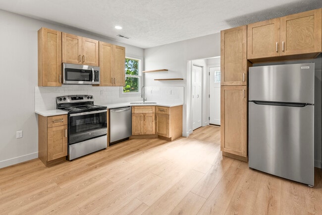 Building Photo - 425 W Lincoln St Rental