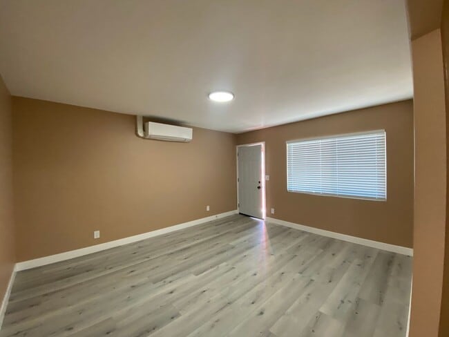 Building Photo - NEWLY RENOVATED 1 BEDROOM/1 BATH! Unit 6