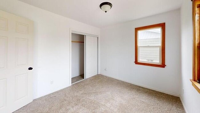 Photo - 202 E St S