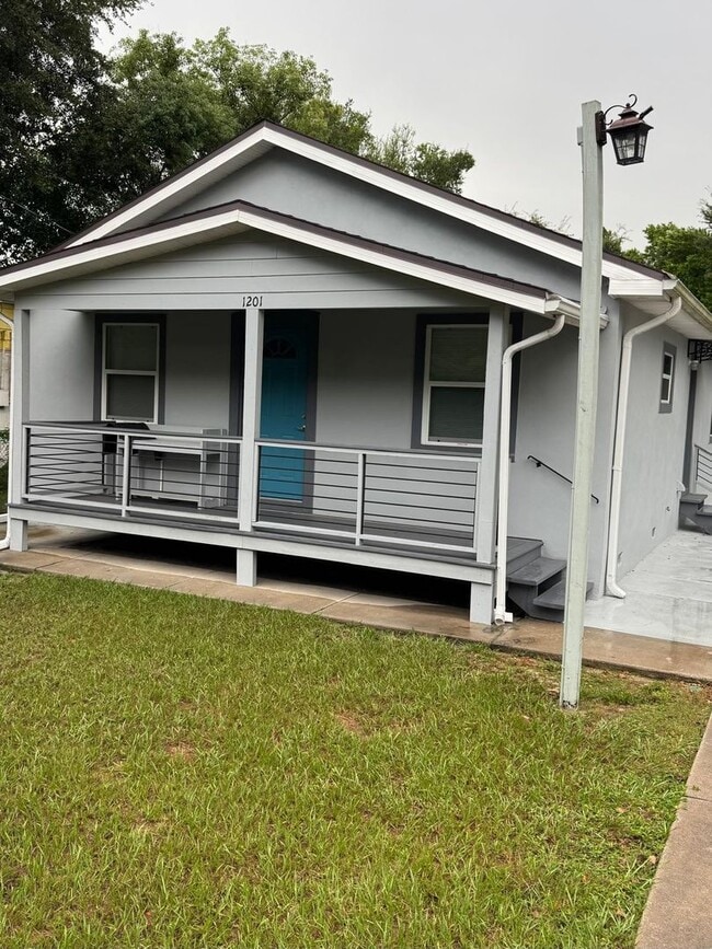 Building Photo - 1201 Crestwood Dr