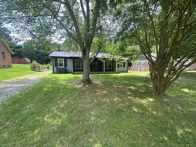 Spacious 3-Bedroom Home with Great Outdoor... - Spacious 3-Bedroom Home with Great Outdoor...
