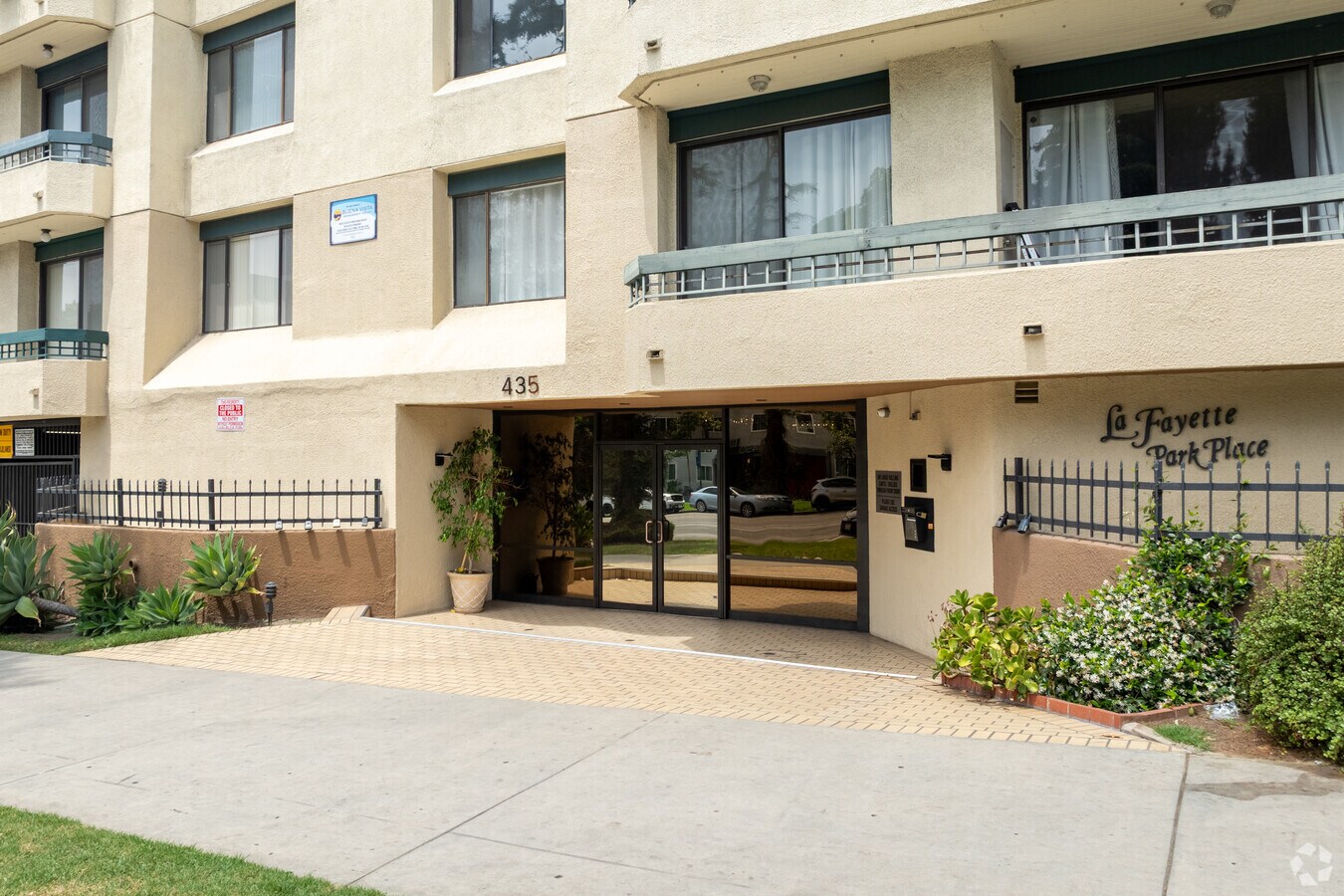Entrada - La Fayette Park Towers Condominiums