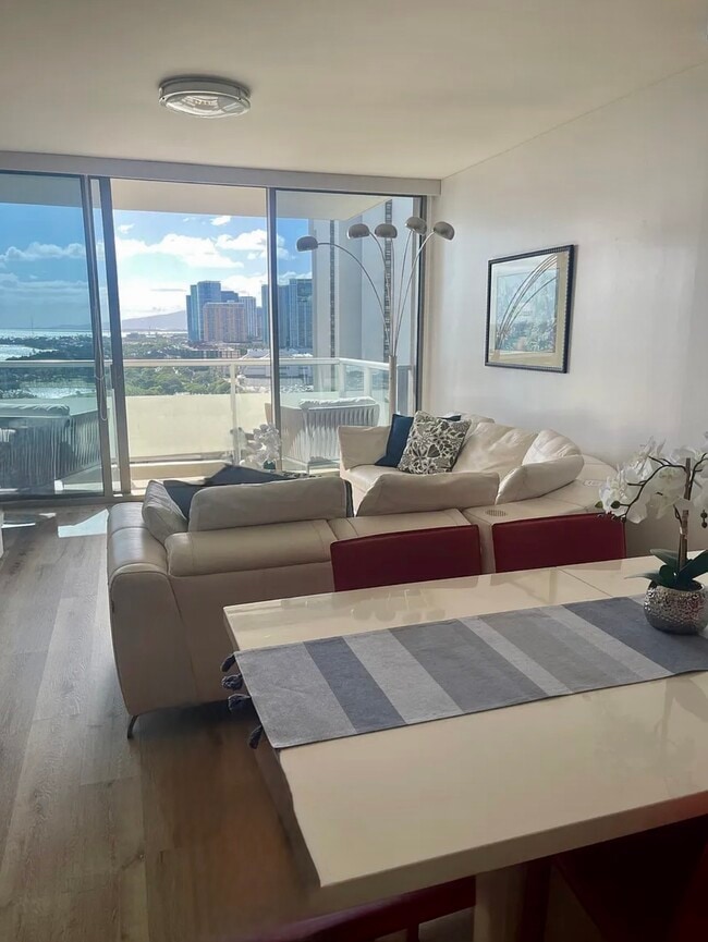 Comedor, sala de estar y terraza. - 1551 Ala Wai Blvd Unidad 2002