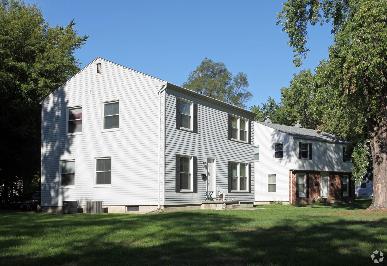 Elmhurst Park - Elmhurst Park Apartments