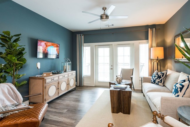 1BR, 1BA - 865 SF